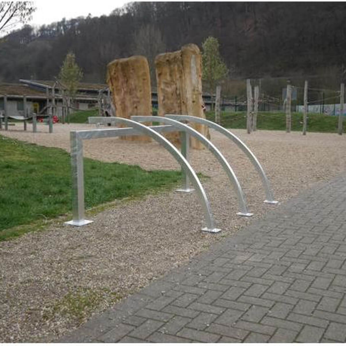 Fahrradanlehnbügel als Reihenanlage - 80 x 80 mm Stahlrohr - 3 Einstellplätze -  feuerverzinkt -  für Dübelbefestigung